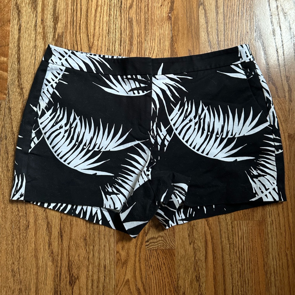 Black and White Leaf Print Women's Shorts